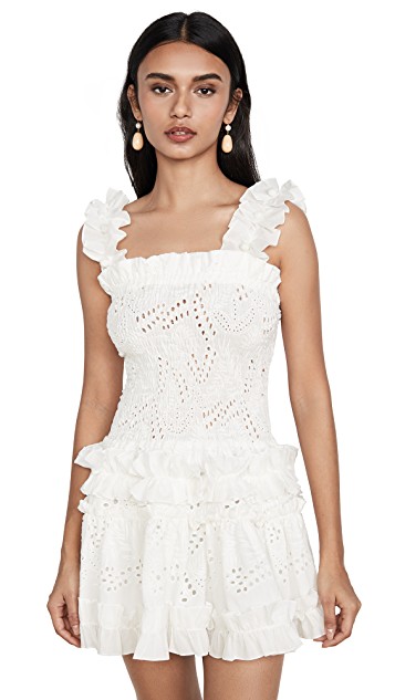可愛的白色雕花小洋裝